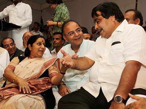 देखें कैसे सड़कों पर उतरे बाबा समर्थक । सत्याग्रह का दमन