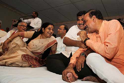 देखें कैसे सड़कों पर उतरे बाबा समर्थक । सत्याग्रह का दमन