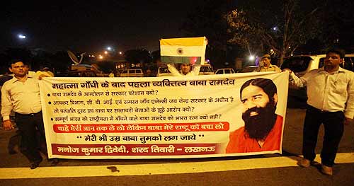 देखें कैसे सड़कों पर उतरे बाबा समर्थक । सत्याग्रह का दमन