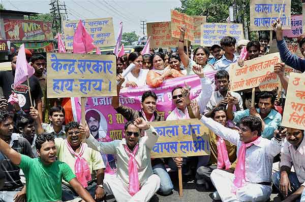 देखें कैसे सड़कों पर उतरे बाबा समर्थक । सत्याग्रह का दमन