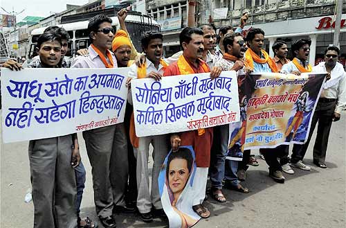 देखें कैसे सड़कों पर उतरे बाबा समर्थक । सत्याग्रह का दमन