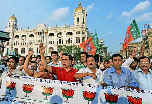 देखें कैसे सड़कों पर उतरे बाबा समर्थक । सत्याग्रह का दमन