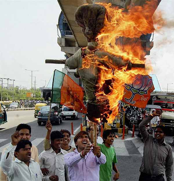 देखें कैसे सड़कों पर उतरे बाबा समर्थक । सत्याग्रह का दमन