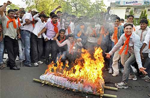देखें कैसे सड़कों पर उतरे बाबा समर्थक । सत्याग्रह का दमन