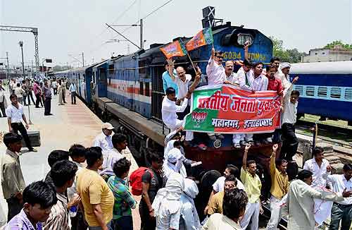 देखें कैसे सड़कों पर उतरे बाबा समर्थक । सत्याग्रह का दमन