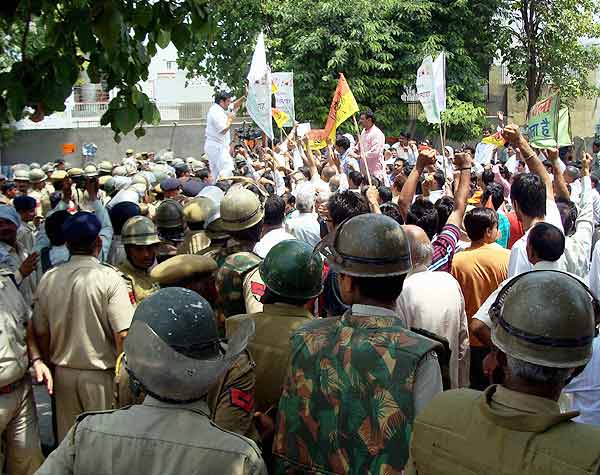 देखें कैसे सड़कों पर उतरे बाबा समर्थक । सत्याग्रह का दमन