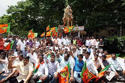 देखें कैसे सड़कों पर उतरे बाबा समर्थक । सत्याग्रह का दमन