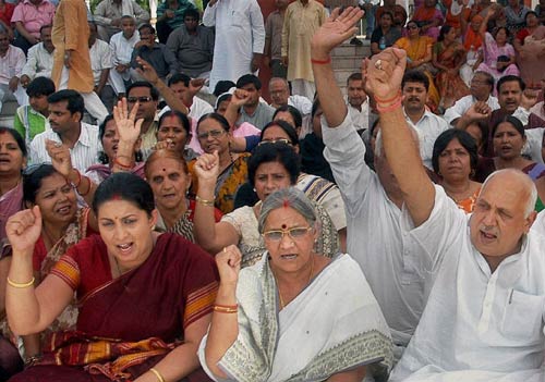 देखें कैसे सड़कों पर उतरे बाबा समर्थक । सत्याग्रह का दमन