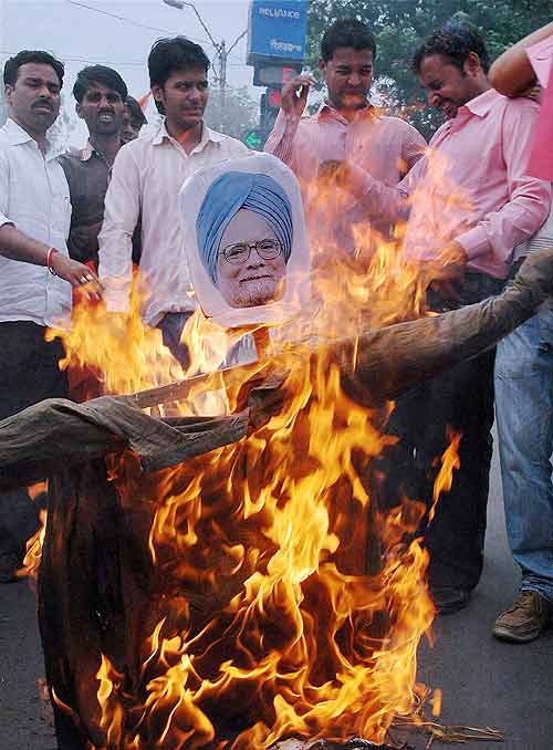 देखें कैसे सड़कों पर उतरे बाबा समर्थक । सत्याग्रह का दमन