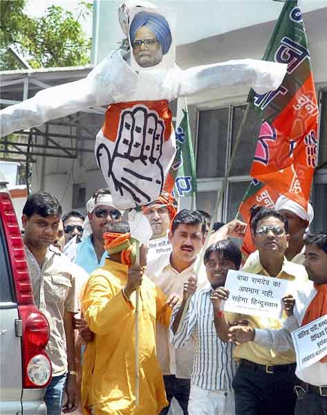 देखें कैसे सड़कों पर उतरे बाबा समर्थक । सत्याग्रह का दमन