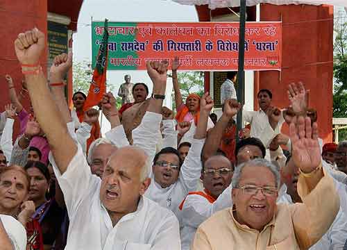 देखें कैसे सड़कों पर उतरे बाबा समर्थक । सत्याग्रह का दमन