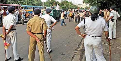 देखें कैसे सड़कों पर उतरे बाबा समर्थक । सत्याग्रह का दमन