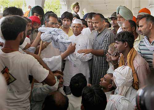 देखें कैसे सड़कों पर उतरे बाबा समर्थक । सत्याग्रह का दमन