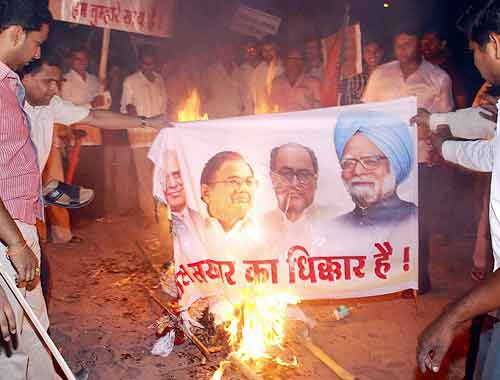 देखें कैसे सड़कों पर उतरे बाबा समर्थक । सत्याग्रह का दमन