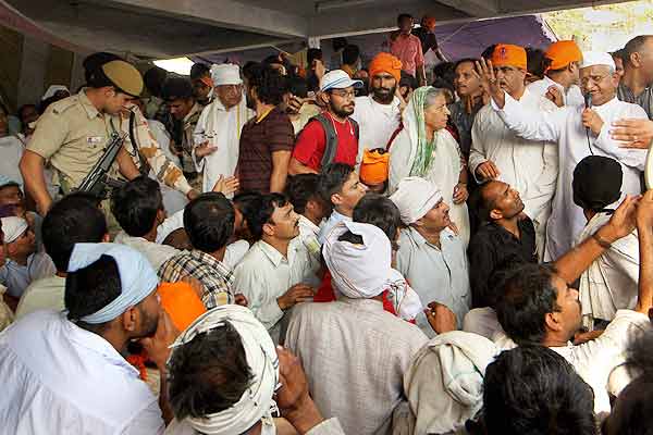 देखें कैसे सड़कों पर उतरे बाबा समर्थक । सत्याग्रह का दमन