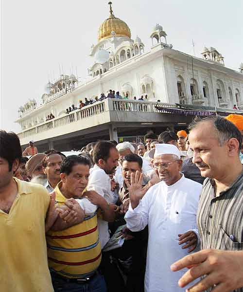 देखें कैसे सड़कों पर उतरे बाबा समर्थक । सत्याग्रह का दमन