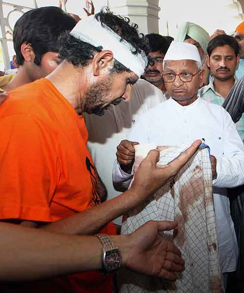 देखें कैसे सड़कों पर उतरे बाबा समर्थक । सत्याग्रह का दमन