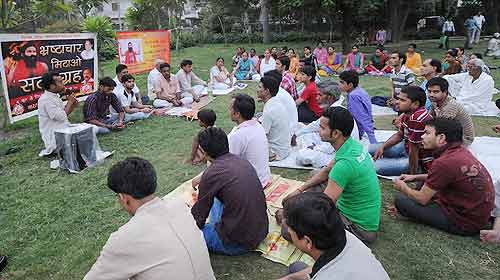 देखें कैसे सड़कों पर उतरे बाबा समर्थक । सत्याग्रह का दमन