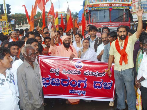 देखें कैसे सड़कों पर उतरे बाबा समर्थक । सत्याग्रह का दमन