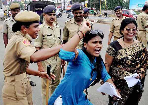 देखें कैसे सड़कों पर उतरे बाबा समर्थक । सत्याग्रह का दमन