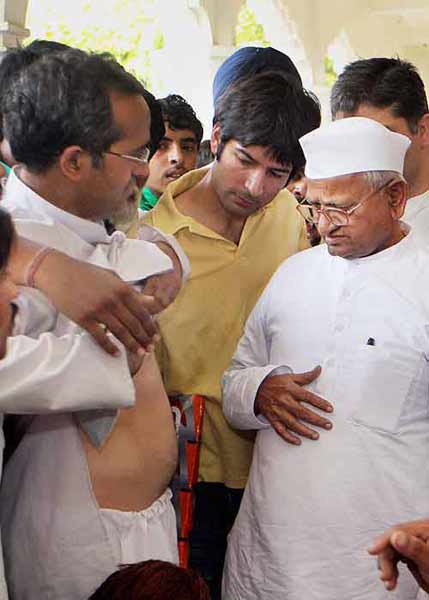 देखें कैसे सड़कों पर उतरे बाबा समर्थक । सत्याग्रह का दमन