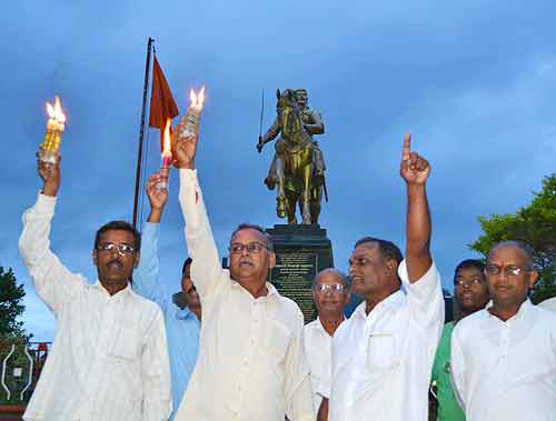 देखें कैसे सड़कों पर उतरे बाबा समर्थक । सत्याग्रह का दमन