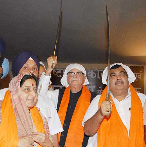 देखें कैसे सड़कों पर उतरे बाबा समर्थक । सत्याग्रह का दमन