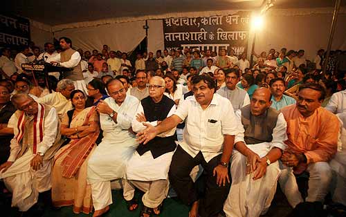 देखें कैसे सड़कों पर उतरे बाबा समर्थक । सत्याग्रह का दमन