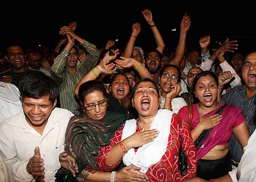 देखें कैसे सड़कों पर उतरे बाबा समर्थक । सत्याग्रह का दमन