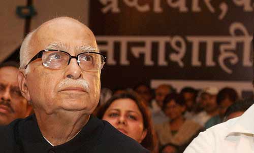 देखें कैसे सड़कों पर उतरे बाबा समर्थक । सत्याग्रह का दमन