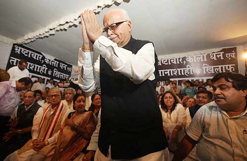 देखें कैसे सड़कों पर उतरे बाबा समर्थक । सत्याग्रह का दमन