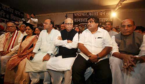 देखें कैसे सड़कों पर उतरे बाबा समर्थक । सत्याग्रह का दमन