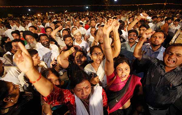 देखें कैसे सड़कों पर उतरे बाबा समर्थक । सत्याग्रह का दमन