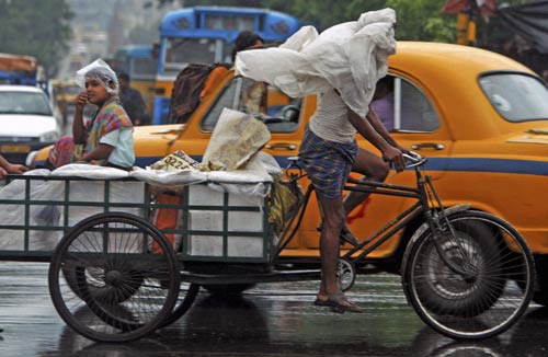 कोलकाता में भारी बारिश, 3 की मौत