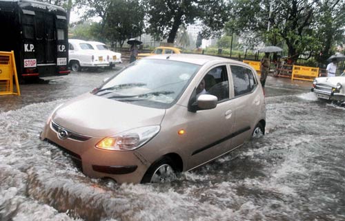 कोलकाता में भारी बारिश, 3 की मौत