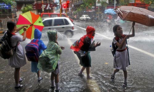 कोलकाता में भारी बारिश, 3 की मौत