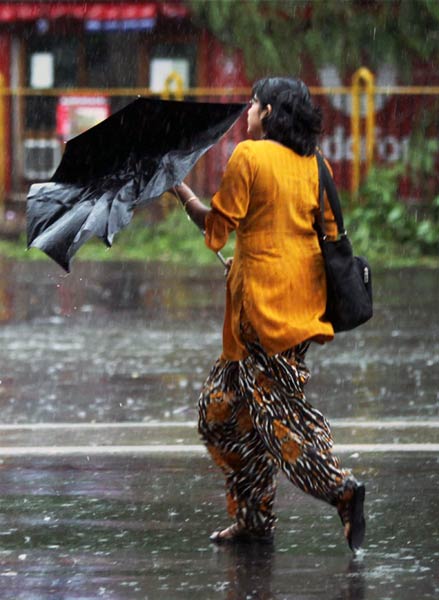 कोलकाता में भारी बारिश, 3 की मौत