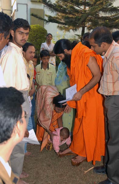 तस्‍वीरों में बाबा रामदेव की जिंदगी । पार्टी नहीं बनाऊंगा