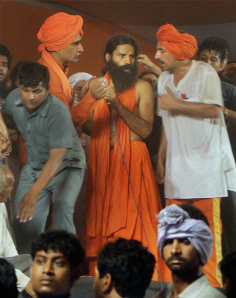 देखें कैसे कुचला गया बाबा का सत्‍याग्रह । बाबा हुए गिरफ्तार