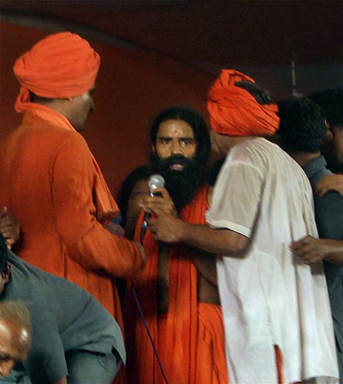 देखिए बाबा ने कैसे तोड़ा अनशन... । सत्याग्रह का दमन