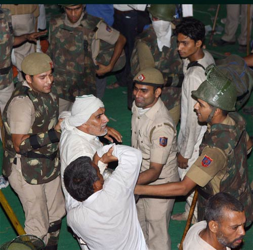 देखें कैसे कुचला गया बाबा का सत्‍याग्रह । बाबा हुए गिरफ्तार