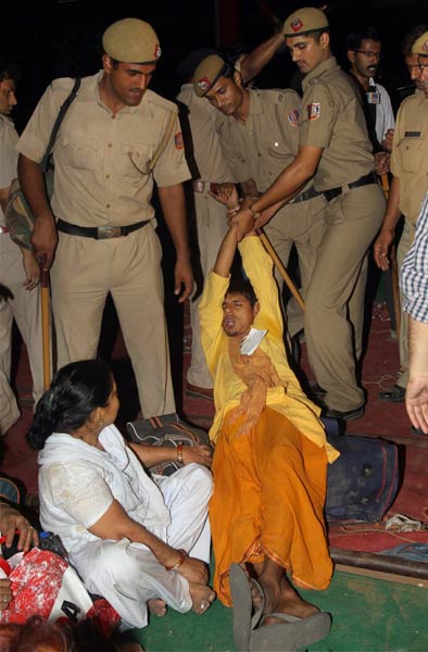 देखें कैसे कुचला गया बाबा का सत्‍याग्रह । बाबा हुए गिरफ्तार