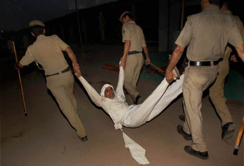 देखिए बाबा ने कैसे तोड़ा अनशन... । सत्याग्रह का दमन