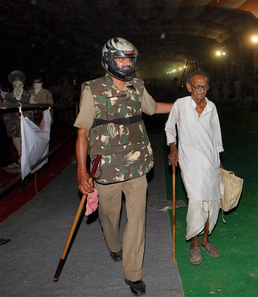 देखें कैसे कुचला गया बाबा का सत्‍याग्रह । बाबा हुए गिरफ्तार