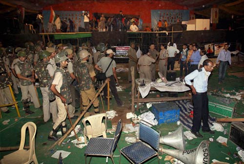 देखें कैसे कुचला गया बाबा का सत्‍याग्रह । बाबा हुए गिरफ्तार