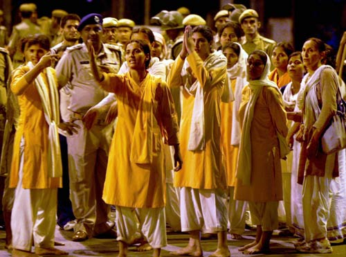 देखें कैसे कुचला गया बाबा का सत्‍याग्रह । बाबा हुए गिरफ्तार