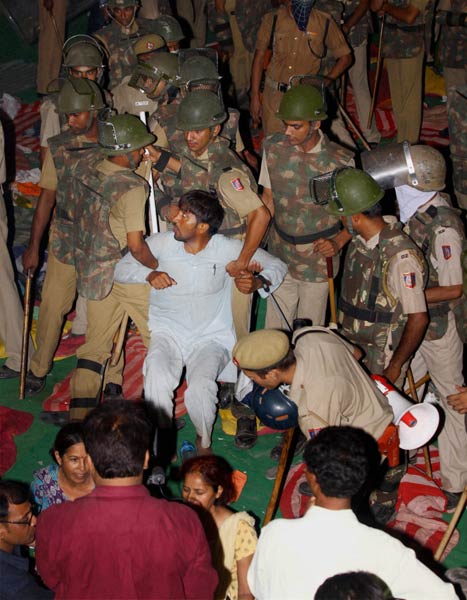 देखें कैसे कुचला गया बाबा का सत्‍याग्रह । बाबा हुए गिरफ्तार