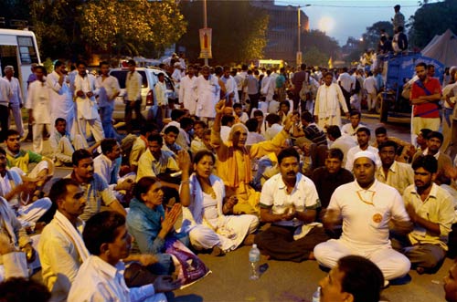 देखें कैसे कुचला गया बाबा का सत्‍याग्रह । बाबा हुए गिरफ्तार