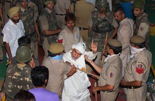 देखें कैसे कुचला गया बाबा का सत्‍याग्रह । बाबा हुए गिरफ्तार