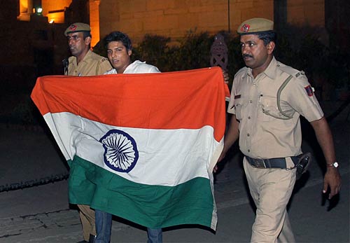 देखें कैसे सड़कों पर उतरे बाबा समर्थक । सत्याग्रह का दमन